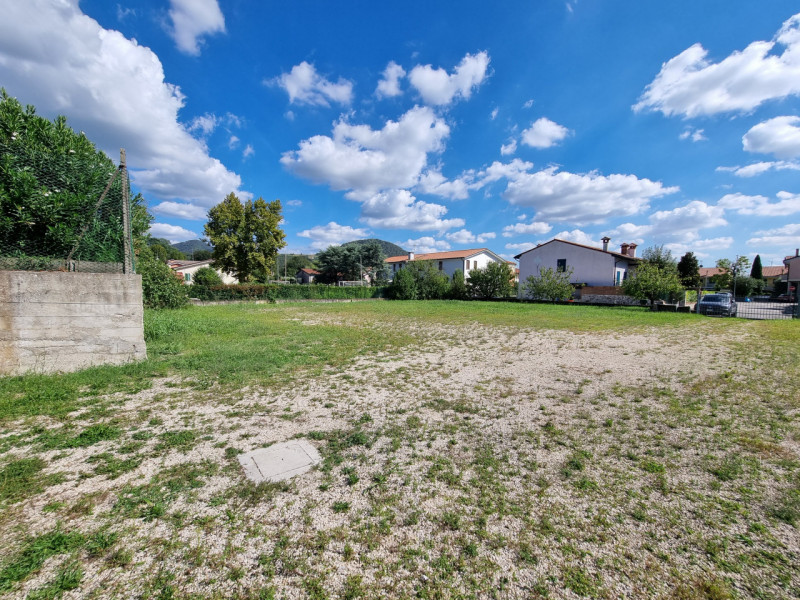 Lozzo Atestino (PD), sito in pieno centro paese ed affacciata alla Piazza Principale, proponiamo ...