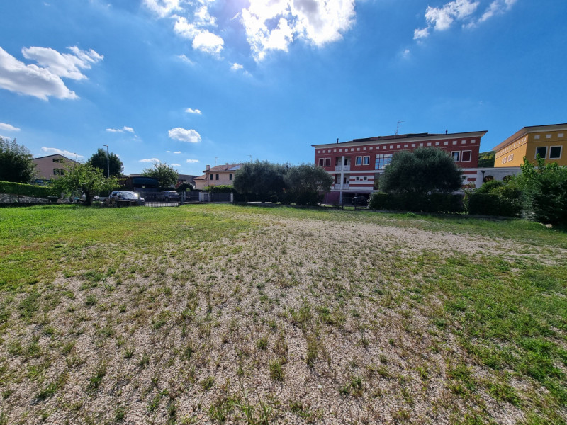 Lozzo Atestino (PD), sito in pieno centro paese ed affacciata alla Piazza Principale, proponiamo ...