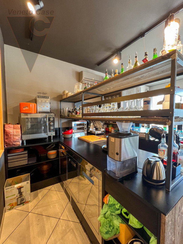 Nel cuore di Piove di Sacco, in una zona di forte passaggio pedonale, proponiamo in vendita un’at...