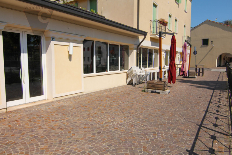 Nel cuore di Piove di Sacco, in una zona di forte passaggio pedonale, proponiamo in vendita un’at...