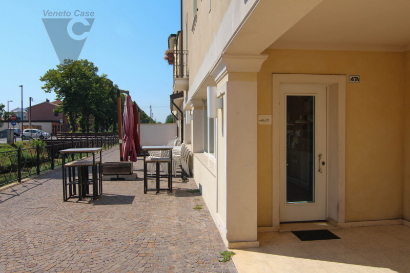 Nel cuore di Piove di Sacco, in una zona di forte passaggio pedonale, proponiamo in vendita un’at...