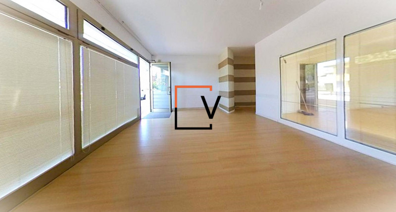 A042 - Proponiamo in locazione negozio posto su strada di grande passaggio con vetrina e due post...