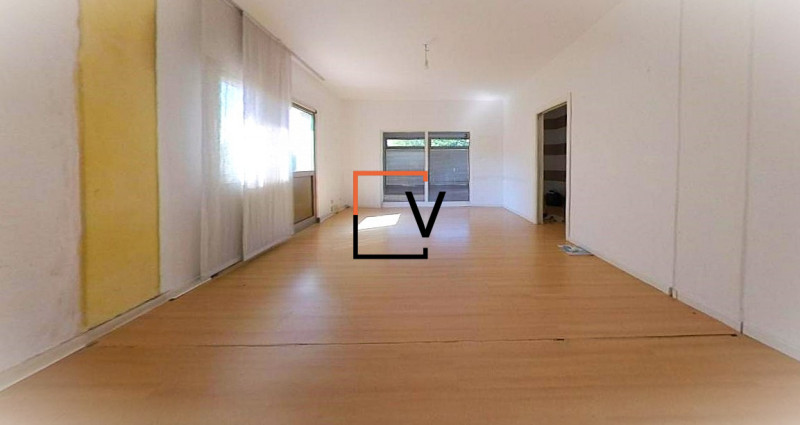 A042 - Proponiamo in locazione negozio posto su strada di grande passaggio con vetrina e due post...