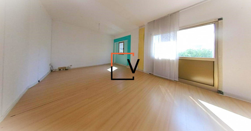 A042 - Proponiamo in locazione negozio posto su strada di grande passaggio con vetrina e due post...