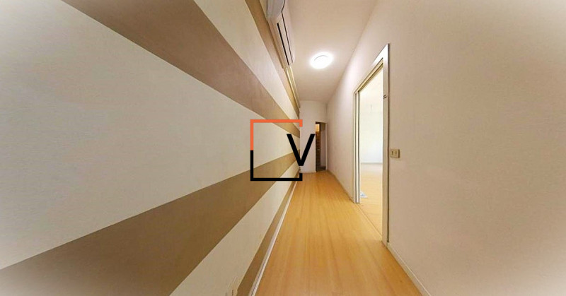 A042 - Proponiamo in locazione negozio posto su strada di grande passaggio con vetrina e due post...