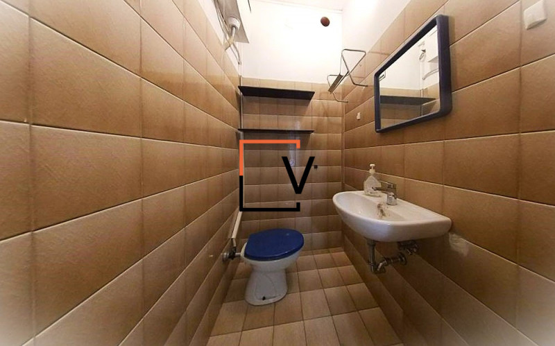 A042 - Proponiamo in locazione negozio posto su strada di grande passaggio con vetrina e due post...