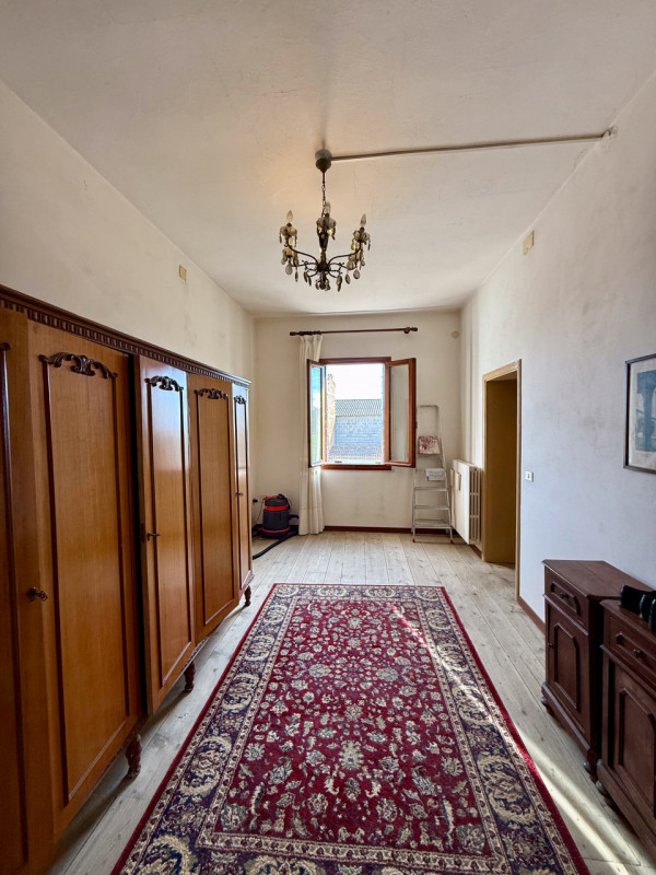 COMPOSIZIONE:
Tipico casale della campagna veneta, disposto su due livelli con giardino esclusivo...