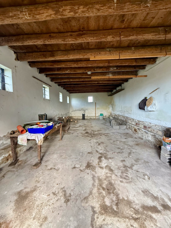 COMPOSIZIONE:
Tipico casale della campagna veneta, disposto su due livelli con giardino esclusivo...