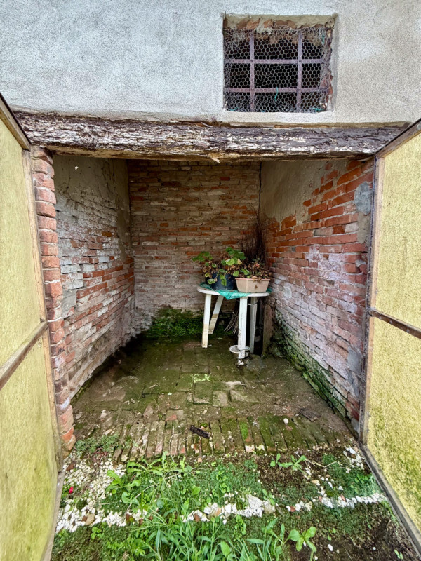 COMPOSIZIONE:
Tipico casale della campagna veneta, disposto su due livelli con giardino esclusivo...