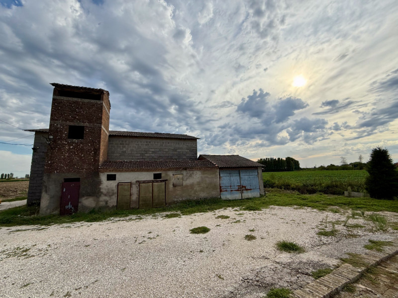 COMPOSIZIONE:
Tipico casale della campagna veneta, disposto su due livelli con giardino esclusivo...