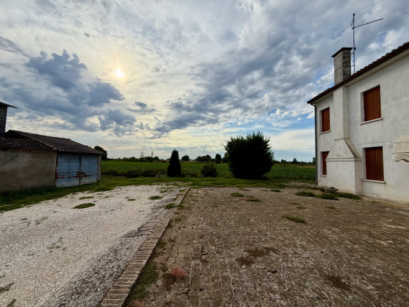 COMPOSIZIONE:
Tipico casale della campagna veneta, disposto su due livelli con giardino esclusivo...