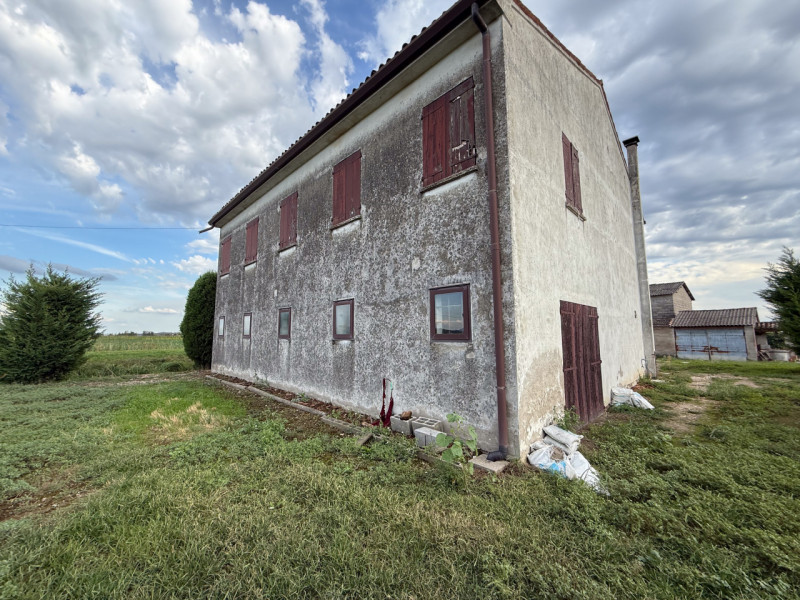 COMPOSIZIONE:
Tipico casale della campagna veneta, disposto su due livelli con giardino esclusivo...