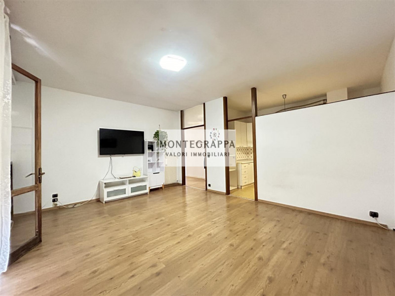 In posizione strategica e comodissima a tutti i servizi (scuole, negozi, trasporti pubblici), pro...