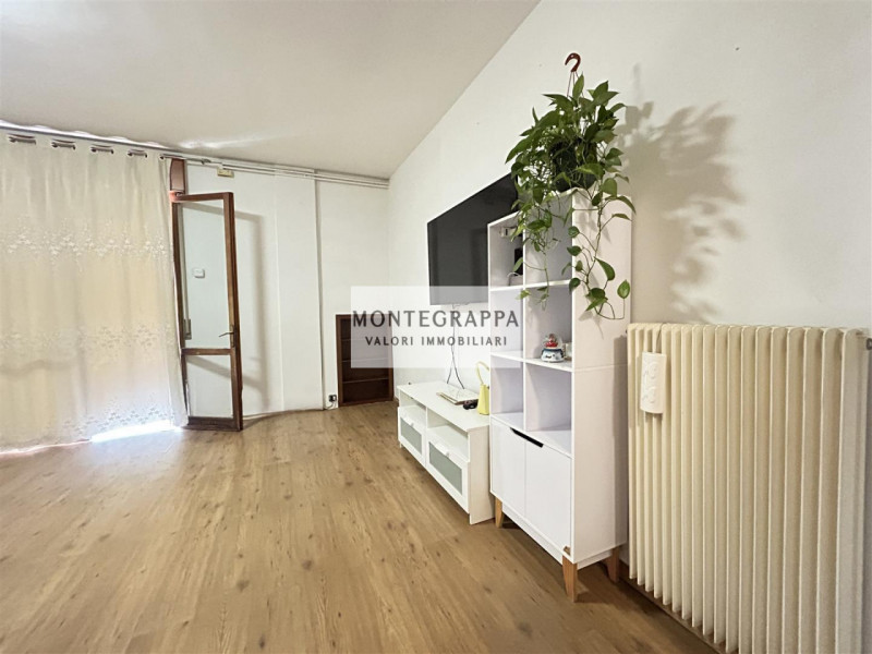 In posizione strategica e comodissima a tutti i servizi (scuole, negozi, trasporti pubblici), pro...