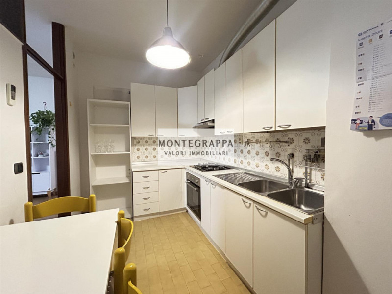 In posizione strategica e comodissima a tutti i servizi (scuole, negozi, trasporti pubblici), pro...