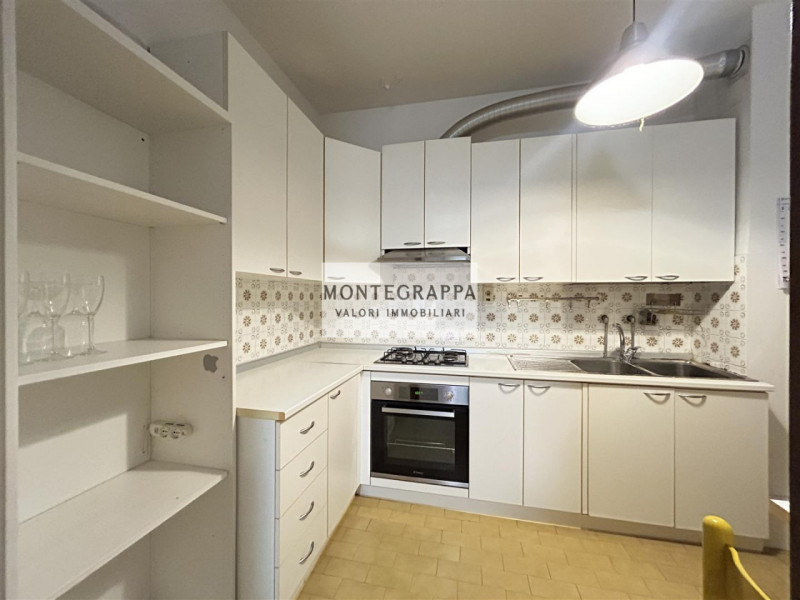 In posizione strategica e comodissima a tutti i servizi (scuole, negozi, trasporti pubblici), pro...