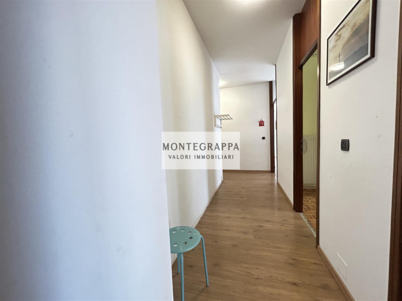 In posizione strategica e comodissima a tutti i servizi (scuole, negozi, trasporti pubblici), pro...