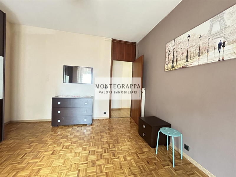 In posizione strategica e comodissima a tutti i servizi (scuole, negozi, trasporti pubblici), pro...