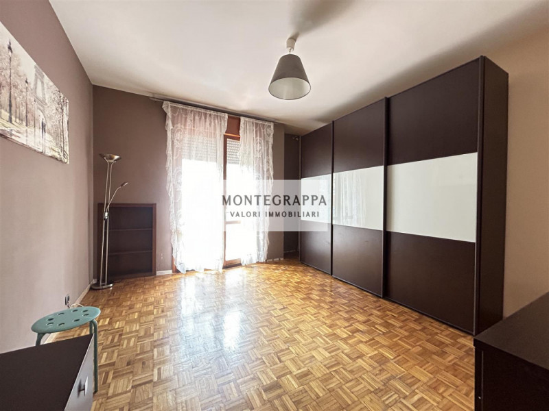 In posizione strategica e comodissima a tutti i servizi (scuole, negozi, trasporti pubblici), pro...