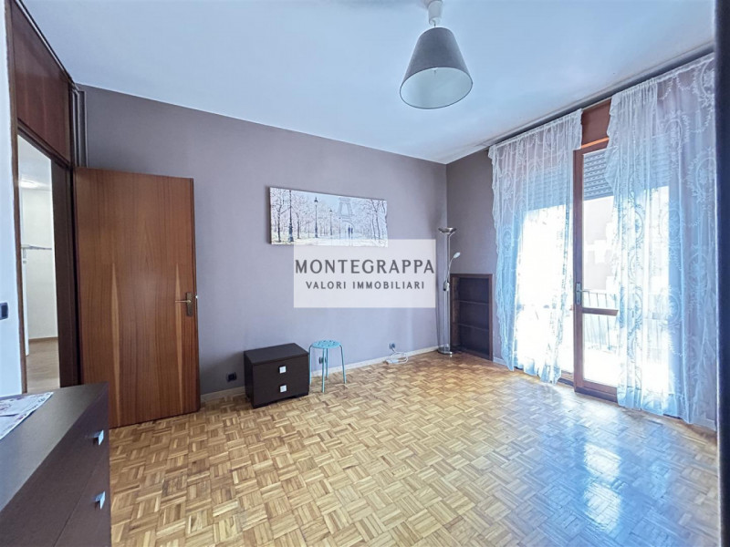 In posizione strategica e comodissima a tutti i servizi (scuole, negozi, trasporti pubblici), pro...