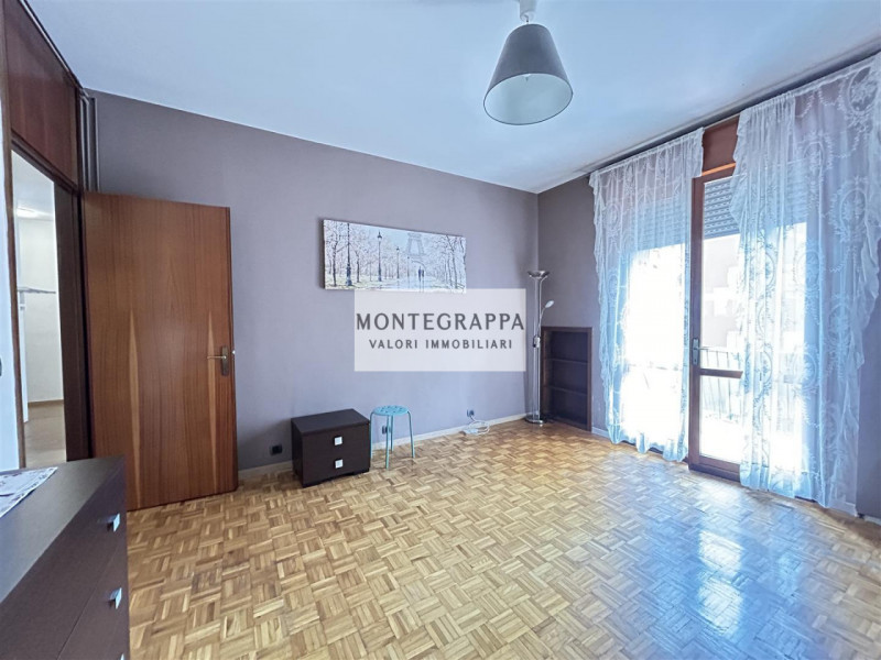 In posizione strategica e comodissima a tutti i servizi (scuole, negozi, trasporti pubblici), pro...