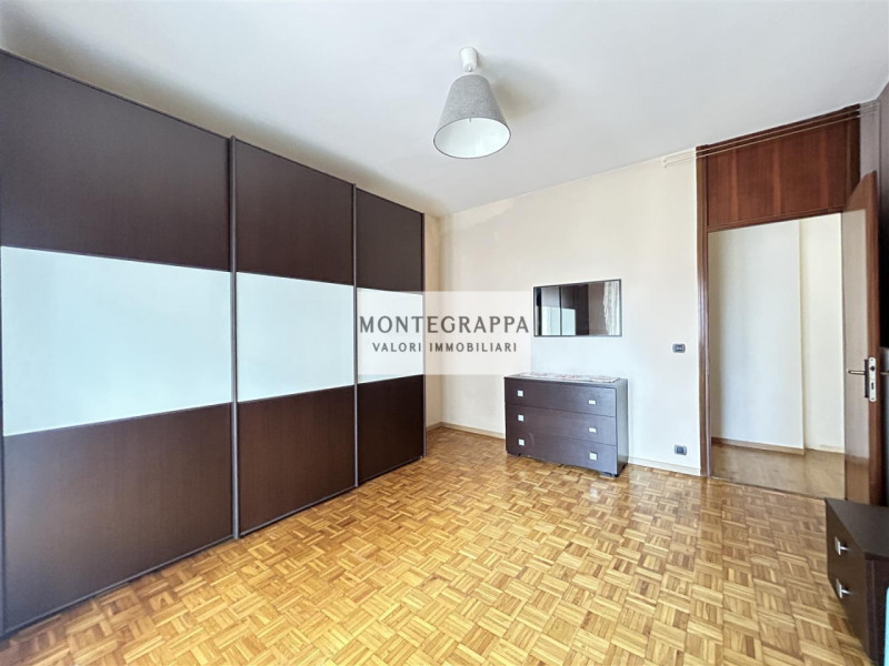 In posizione strategica e comodissima a tutti i servizi (scuole, negozi, trasporti pubblici), pro...