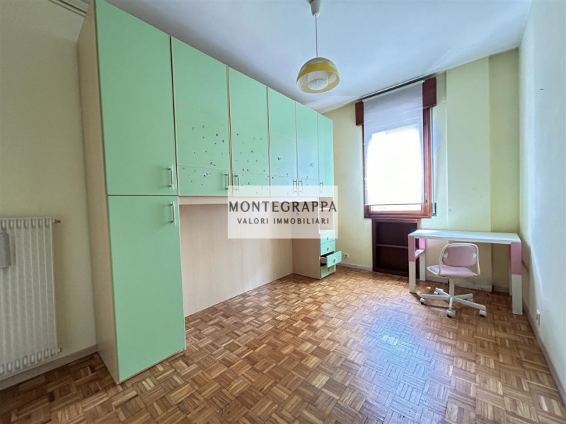 In posizione strategica e comodissima a tutti i servizi (scuole, negozi, trasporti pubblici), pro...