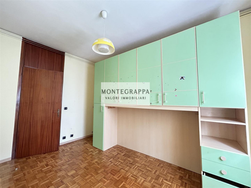 In posizione strategica e comodissima a tutti i servizi (scuole, negozi, trasporti pubblici), pro...