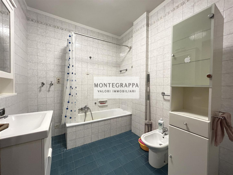 In posizione strategica e comodissima a tutti i servizi (scuole, negozi, trasporti pubblici), pro...