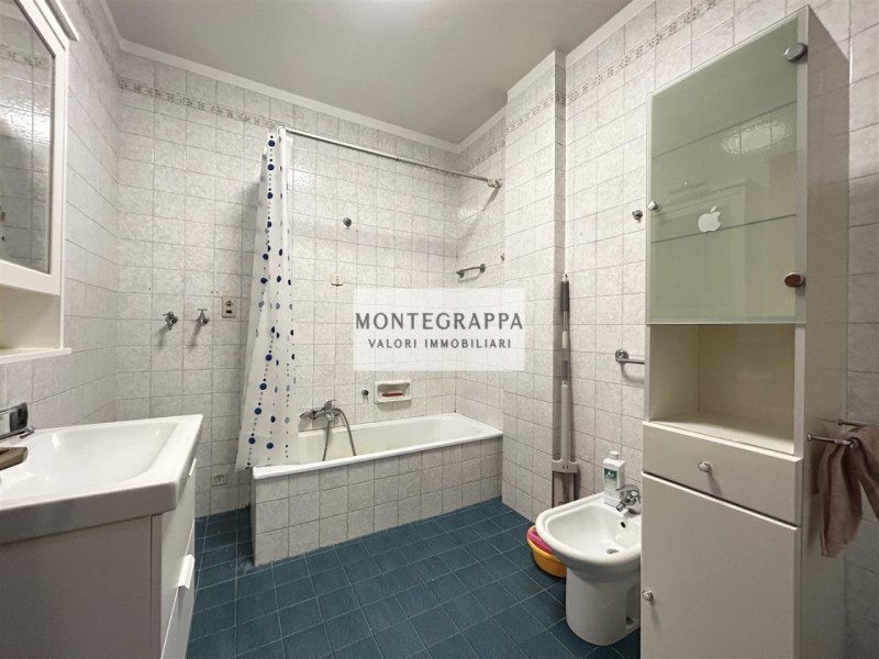 In posizione strategica e comodissima a tutti i servizi (scuole, negozi, trasporti pubblici), pro...