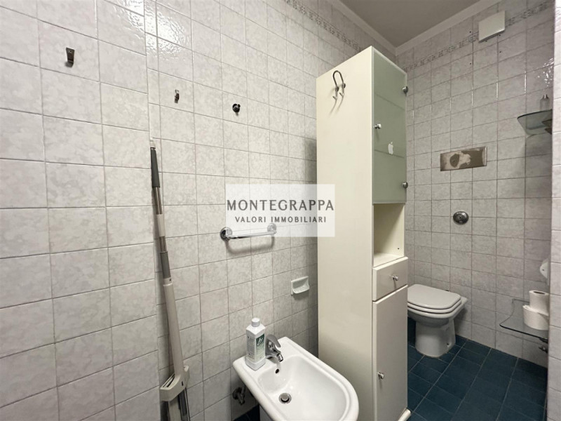 In posizione strategica e comodissima a tutti i servizi (scuole, negozi, trasporti pubblici), pro...