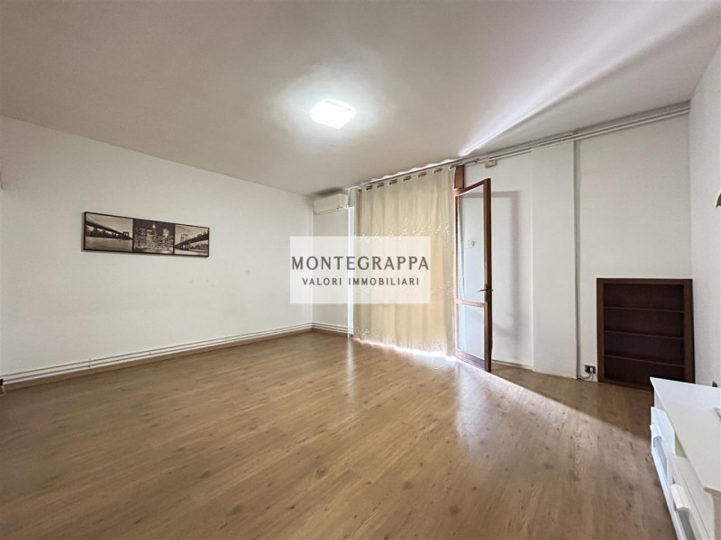 In posizione strategica e comodissima a tutti i servizi (scuole, negozi, trasporti pubblici), pro...