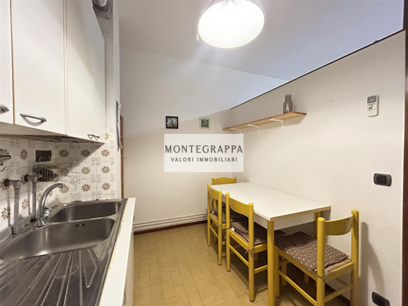 In posizione strategica e comodissima a tutti i servizi (scuole, negozi, trasporti pubblici), pro...