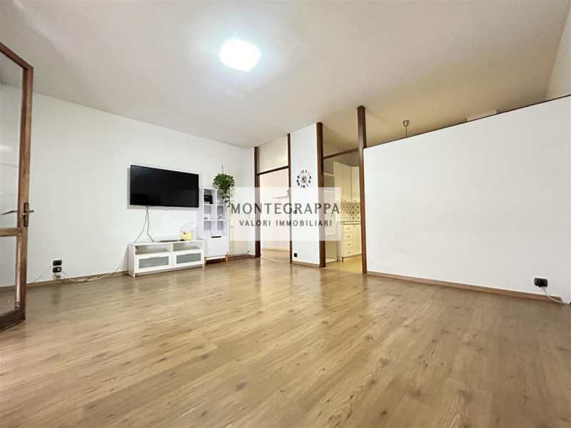 In posizione strategica e comodissima a tutti i servizi (scuole, negozi, trasporti pubblici), pro...