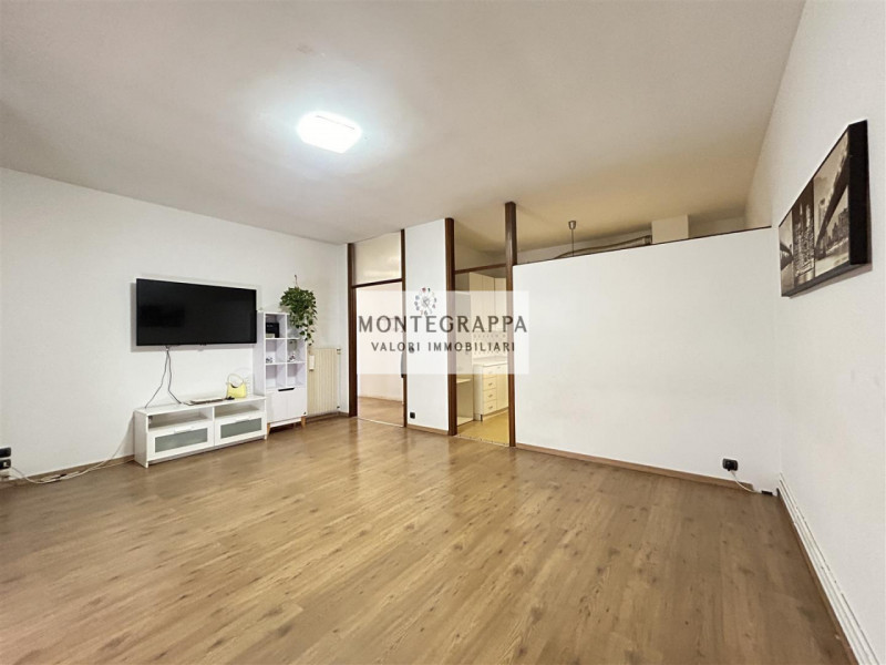 In posizione strategica e comodissima a tutti i servizi (scuole, negozi, trasporti pubblici), pro...