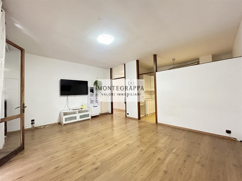 In posizione strategica e comodissima a tutti i servizi (scuole, negozi, trasporti pubblici), pro...