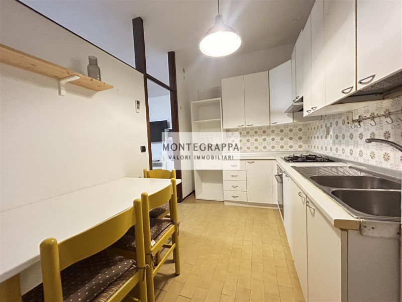 In posizione strategica e comodissima a tutti i servizi (scuole, negozi, trasporti pubblici), pro...