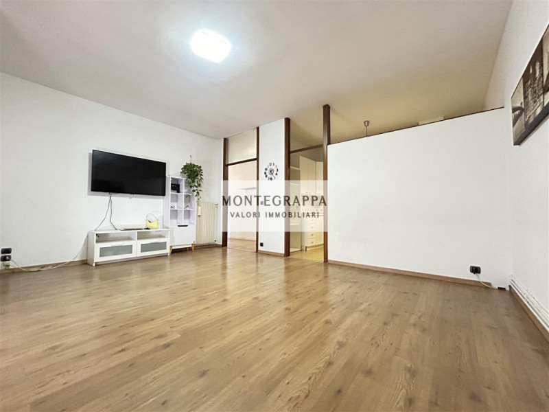 In posizione strategica e comodissima a tutti i servizi (scuole, negozi, trasporti pubblici), pro...