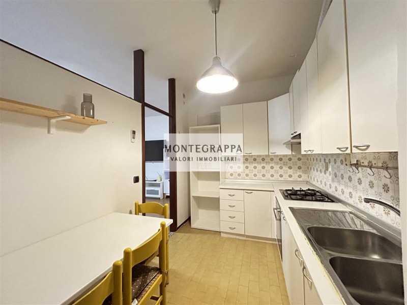 In posizione strategica e comodissima a tutti i servizi (scuole, negozi, trasporti pubblici), pro...