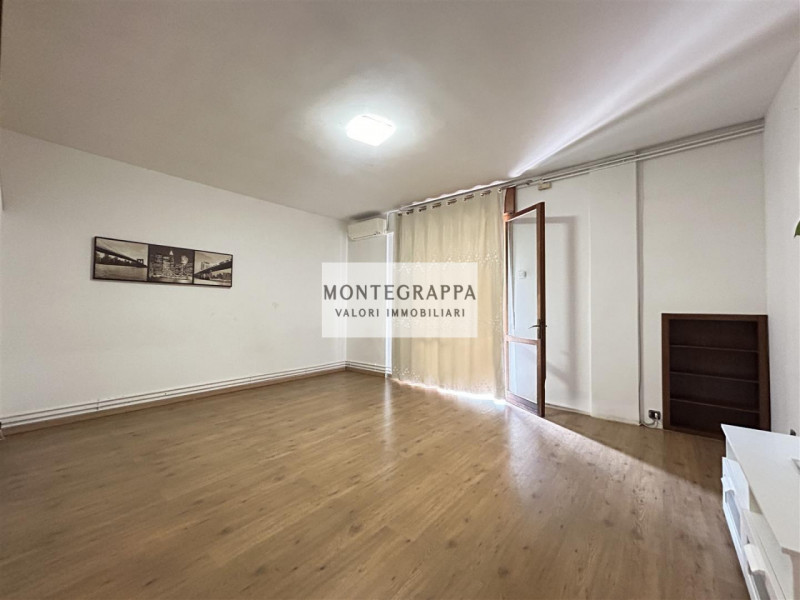 In posizione strategica e comodissima a tutti i servizi (scuole, negozi, trasporti pubblici), pro...