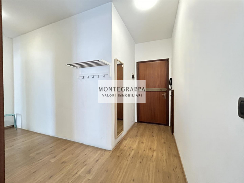 In posizione strategica e comodissima a tutti i servizi (scuole, negozi, trasporti pubblici), pro...