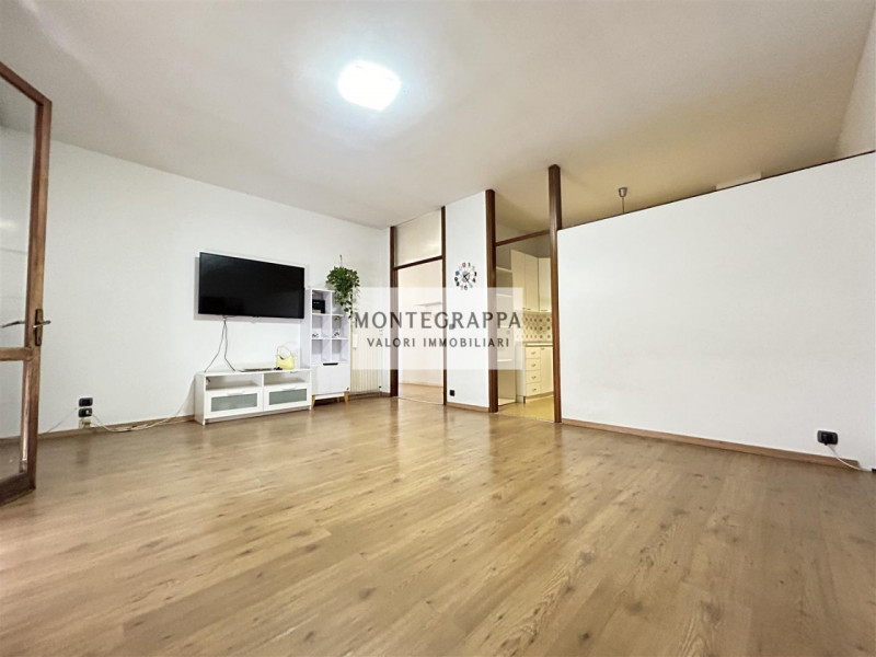 In posizione strategica e comodissima a tutti i servizi (scuole, negozi, trasporti pubblici), pro...