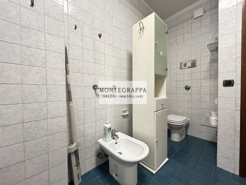 In posizione strategica e comodissima a tutti i servizi (scuole, negozi, trasporti pubblici), pro...