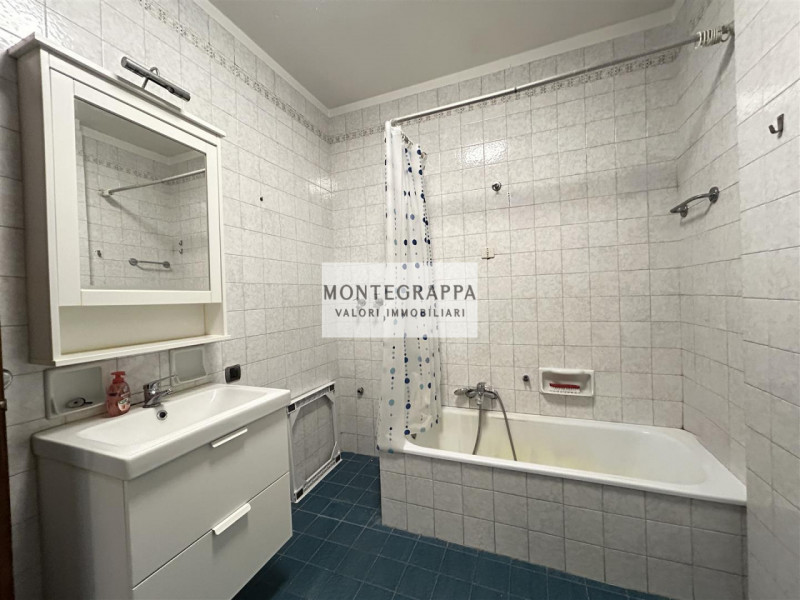 In posizione strategica e comodissima a tutti i servizi (scuole, negozi, trasporti pubblici), pro...