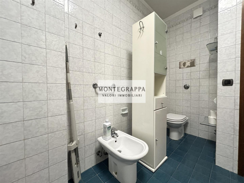 In posizione strategica e comodissima a tutti i servizi (scuole, negozi, trasporti pubblici), pro...