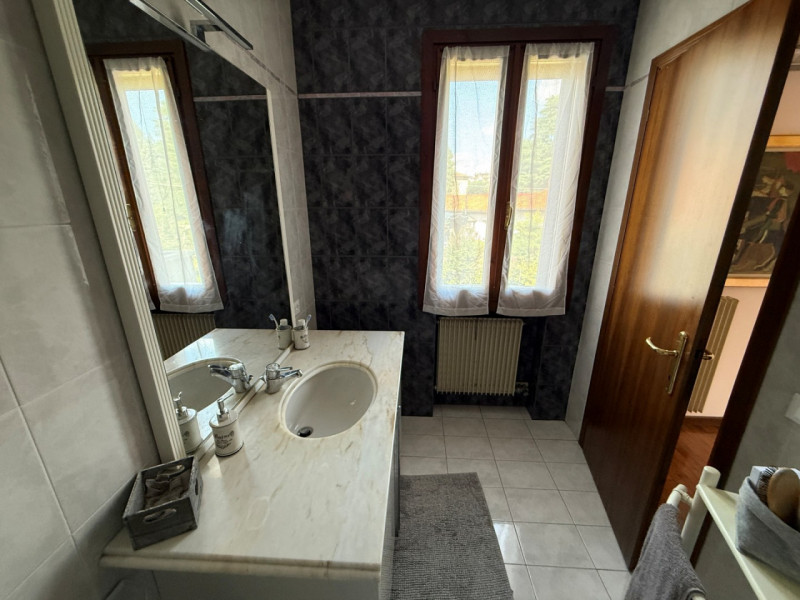 VILLETTA A SCHIERA CENTRALE IN STRADA CASALE A 1KM DA BORGO BERGA. EURO 295.000. CODICE 4561. LE ...