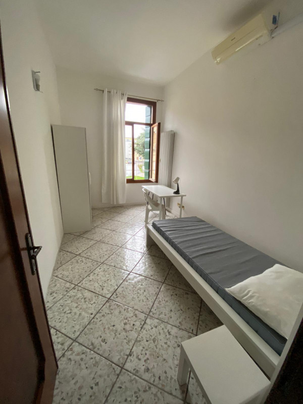 Stai cercando un appartamento elegante e funzionale in una delle zone più affascinanti di Padova?...