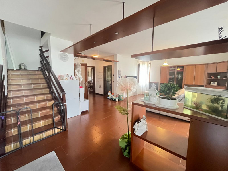 Scopri questa splendida bifamiliare situata nel cuore di Legnaro, un comune che offre tranquillit...