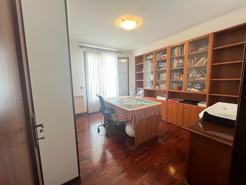 Scopri questa splendida bifamiliare situata nel cuore di Legnaro, un comune che offre tranquillit...