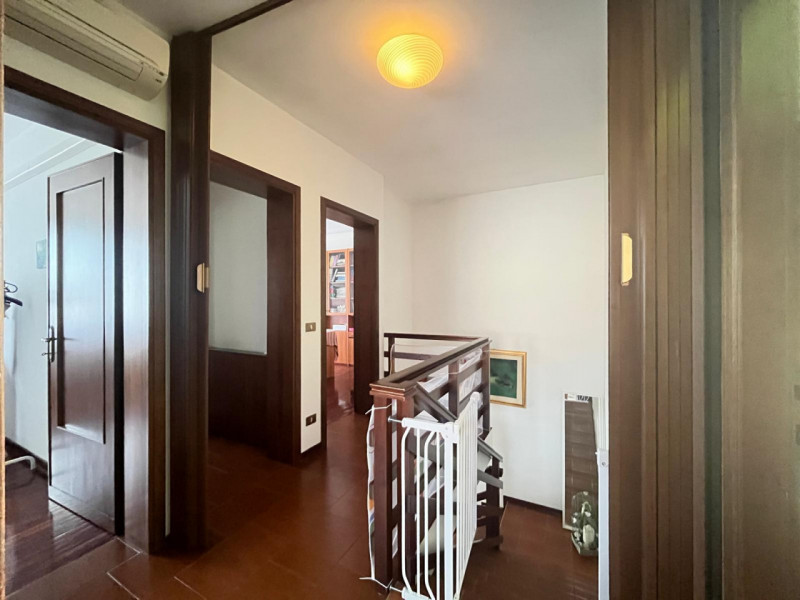 Scopri questa splendida bifamiliare situata nel cuore di Legnaro, un comune che offre tranquillit...